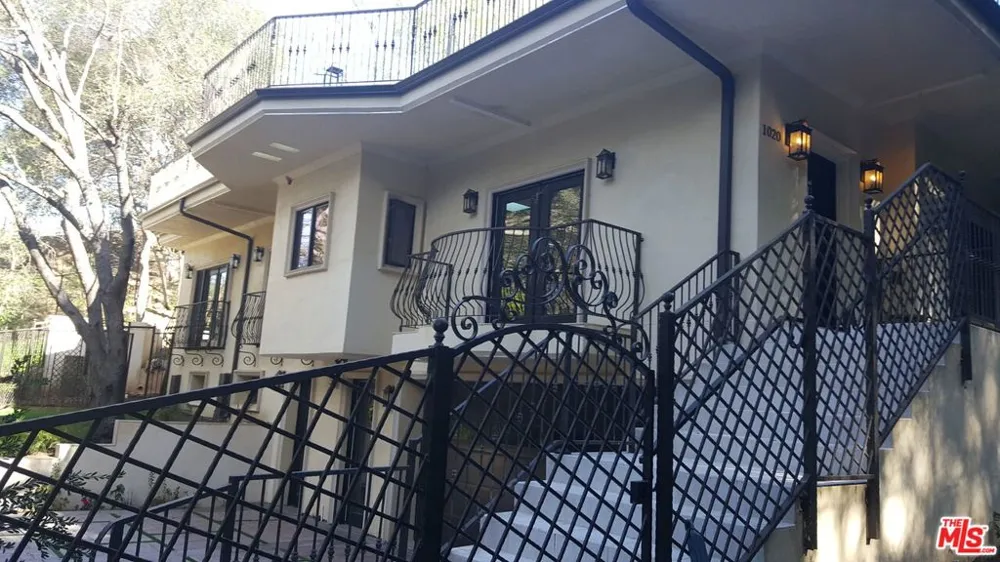 1020 MORAGA DRIVE Los Angeles, CA 90049