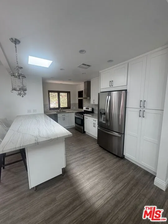 1020 MORAGA DRIVE Los Angeles, CA 90049