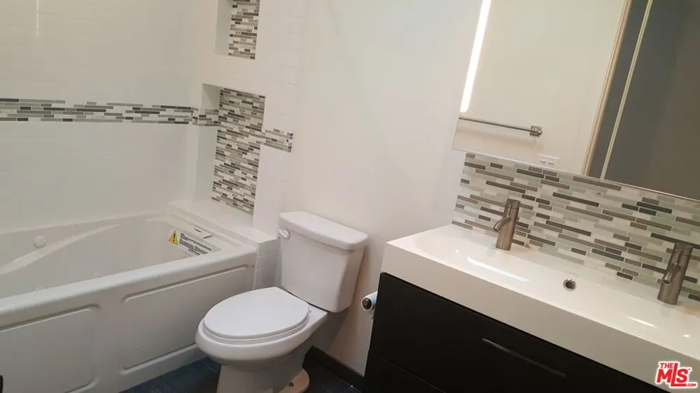 1020 MORAGA DRIVE Los Angeles, CA 90049