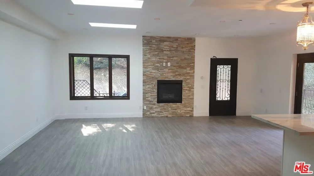 1020 MORAGA DRIVE Los Angeles, CA 90049