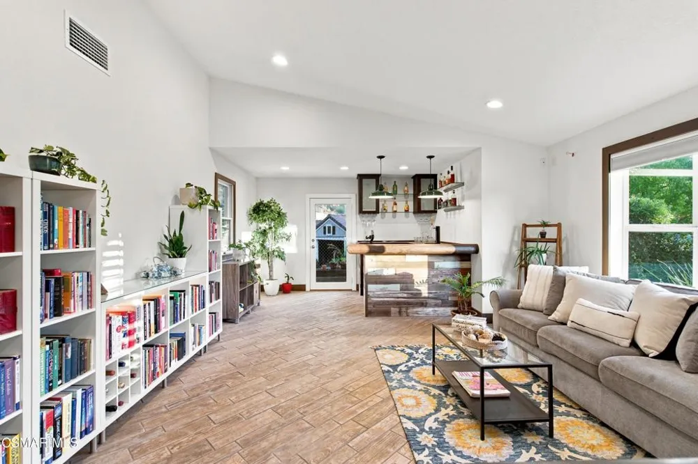 2085 Casual Court Simi Valley, CA 93065