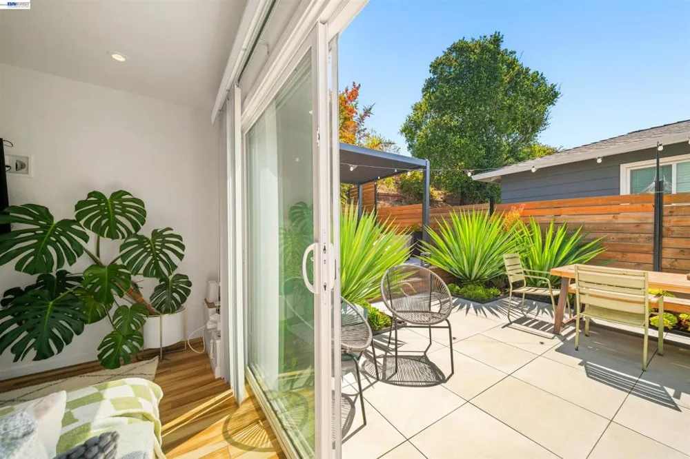 10774 Hellman St Oakland, CA 94605