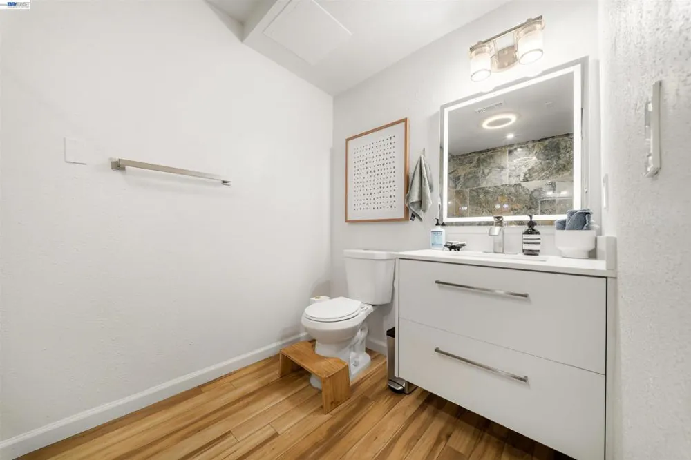 10774 Hellman St Oakland, CA 94605