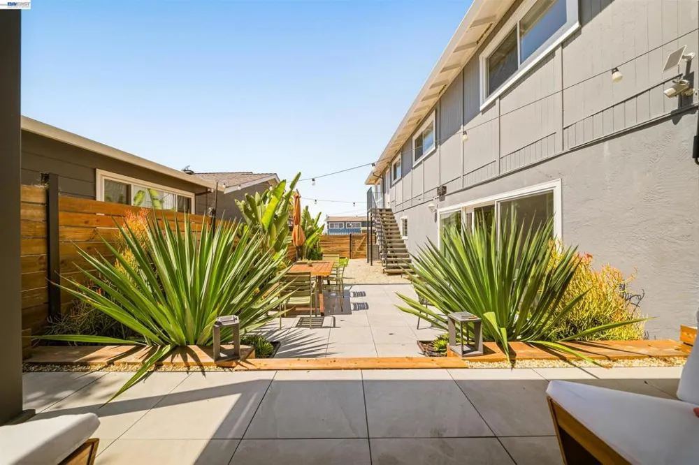 10774 Hellman St Oakland, CA 94605