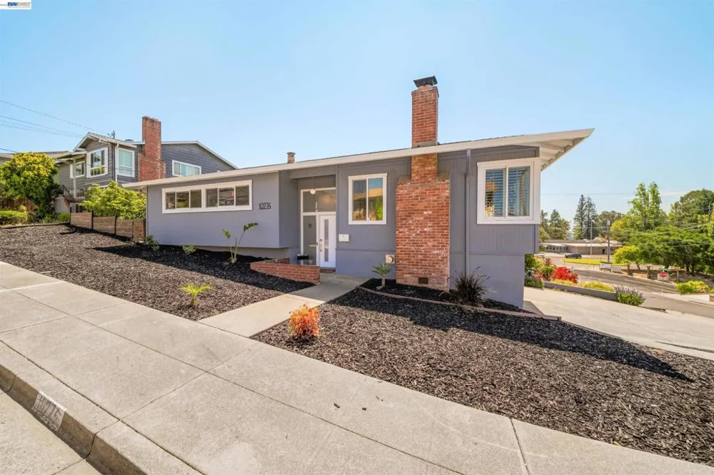 10774 Hellman St Oakland, CA 94605