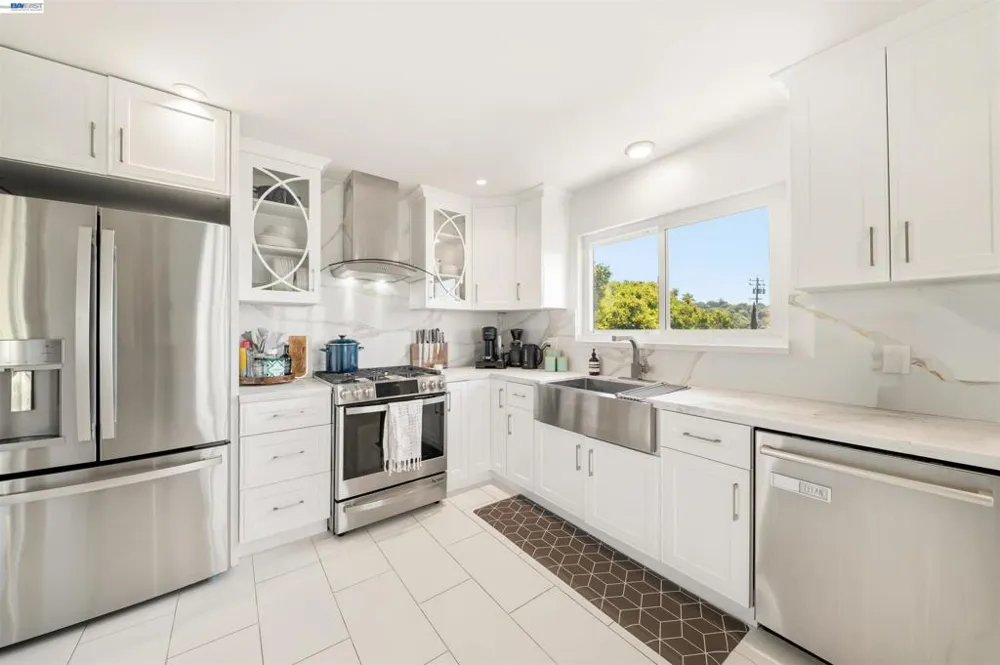 10774 Hellman St Oakland, CA 94605