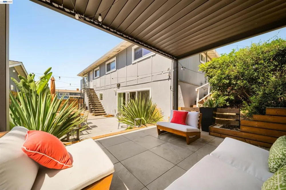 10774 Hellman St Oakland, CA 94605