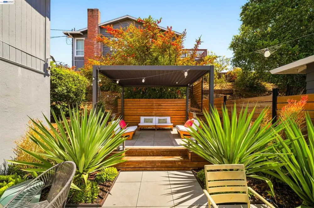 10774 Hellman St Oakland, CA 94605