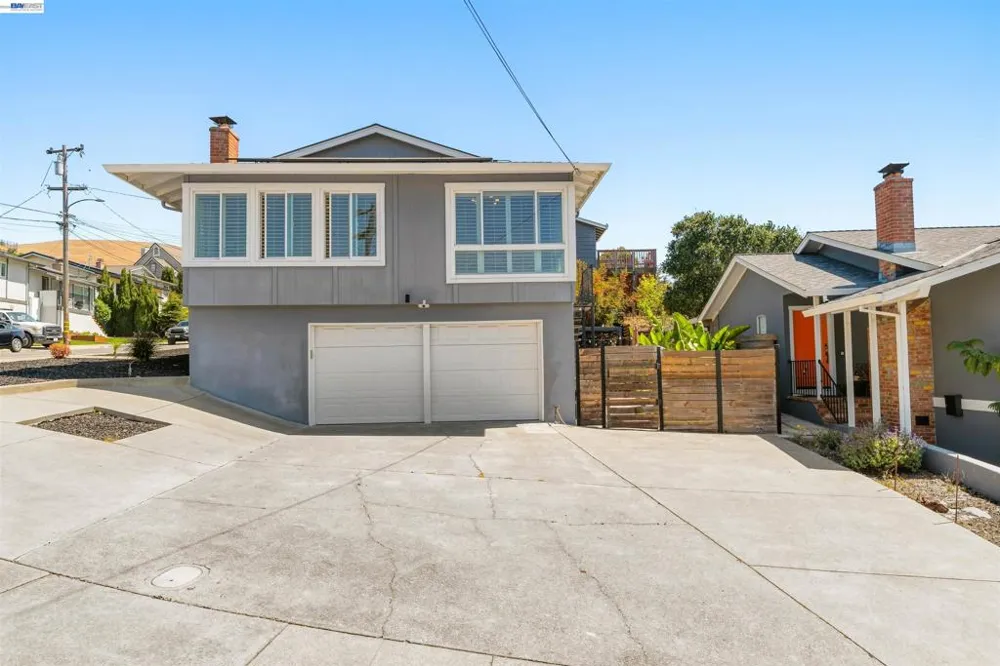 10774 Hellman St Oakland, CA 94605