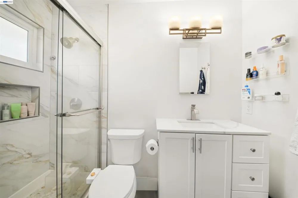 10774 Hellman St Oakland, CA 94605