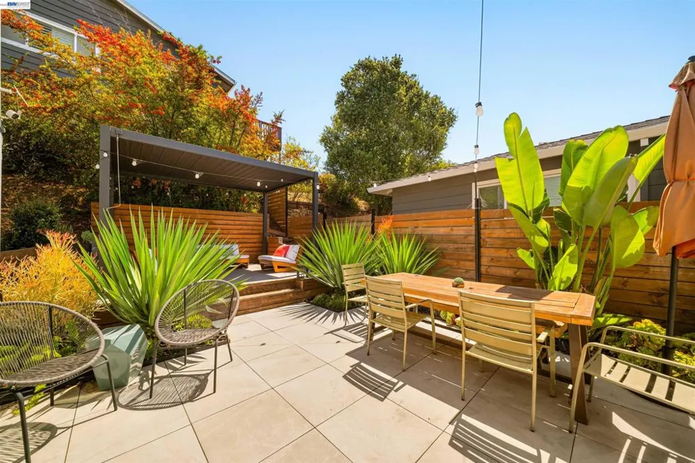 10774 Hellman St Oakland, CA 94605