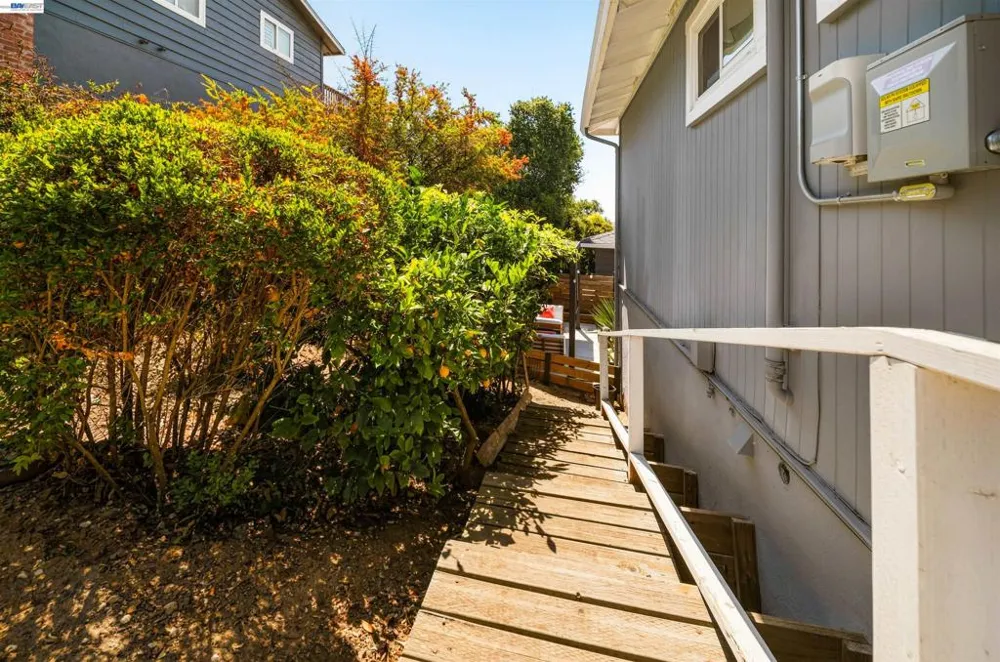 10774 Hellman St Oakland, CA 94605