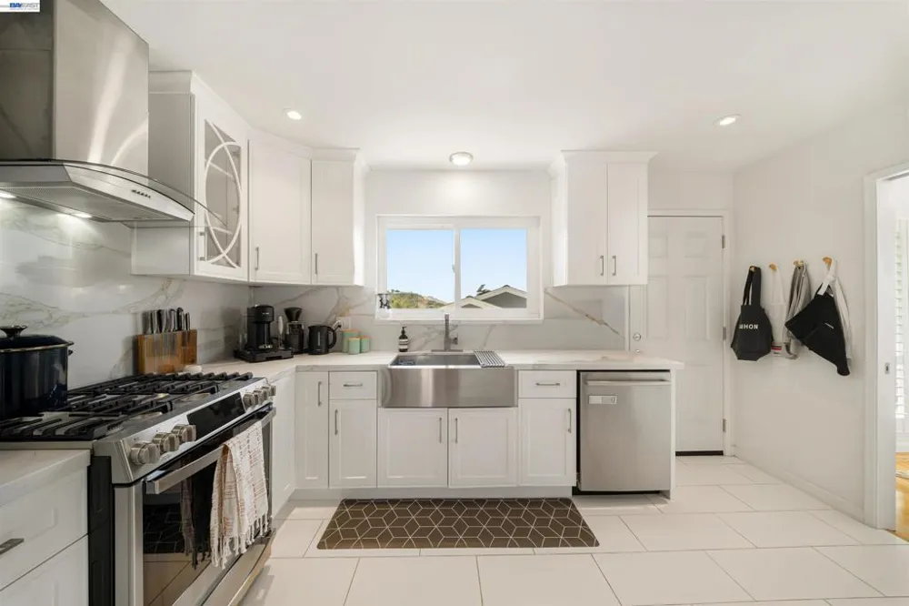 10774 Hellman St Oakland, CA 94605