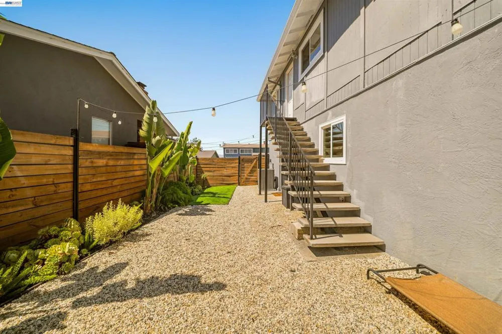 10774 Hellman St Oakland, CA 94605