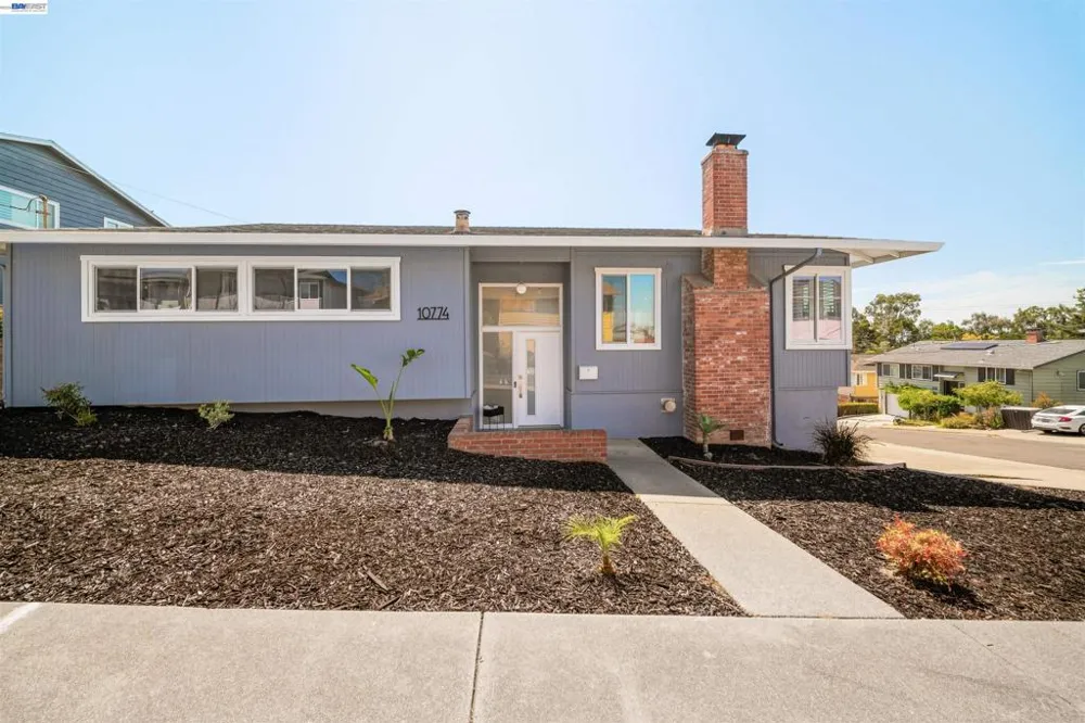 10774 Hellman St Oakland, CA 94605