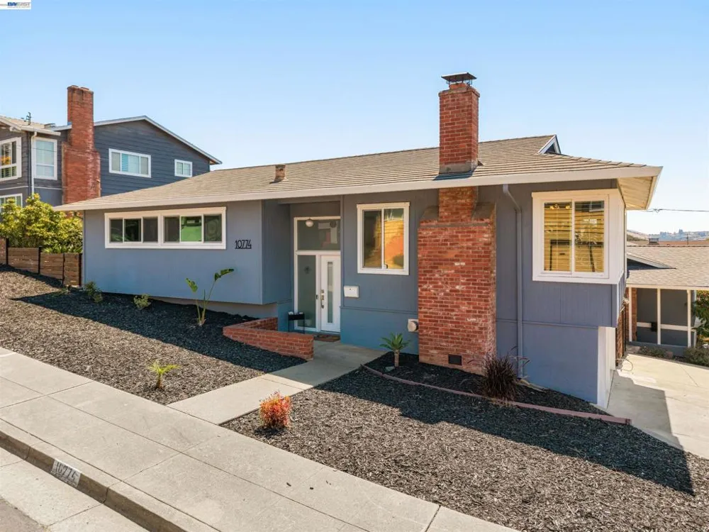 10774 Hellman St Oakland, CA 94605