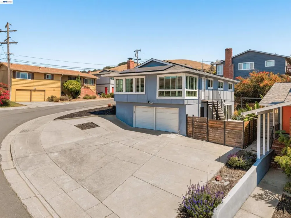 10774 Hellman St Oakland, CA 94605