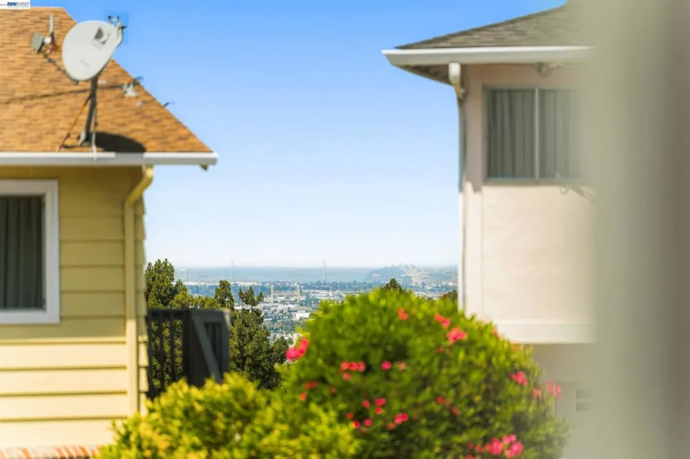 10774 Hellman St Oakland, CA 94605
