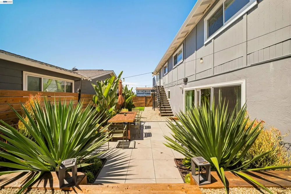 10774 Hellman St Oakland, CA 94605