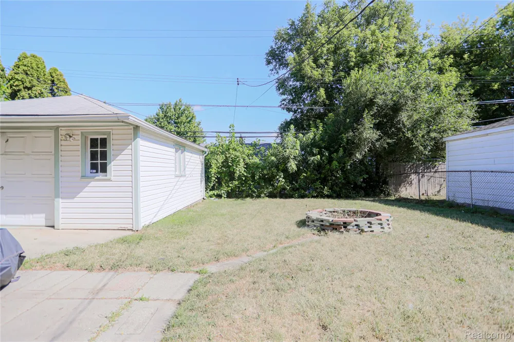 18441 Frazho Road Roseville City, MI 48066