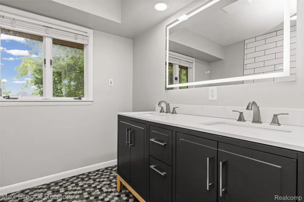 3988 Lakeland Lane Bloomfield Hills City, MI 48302