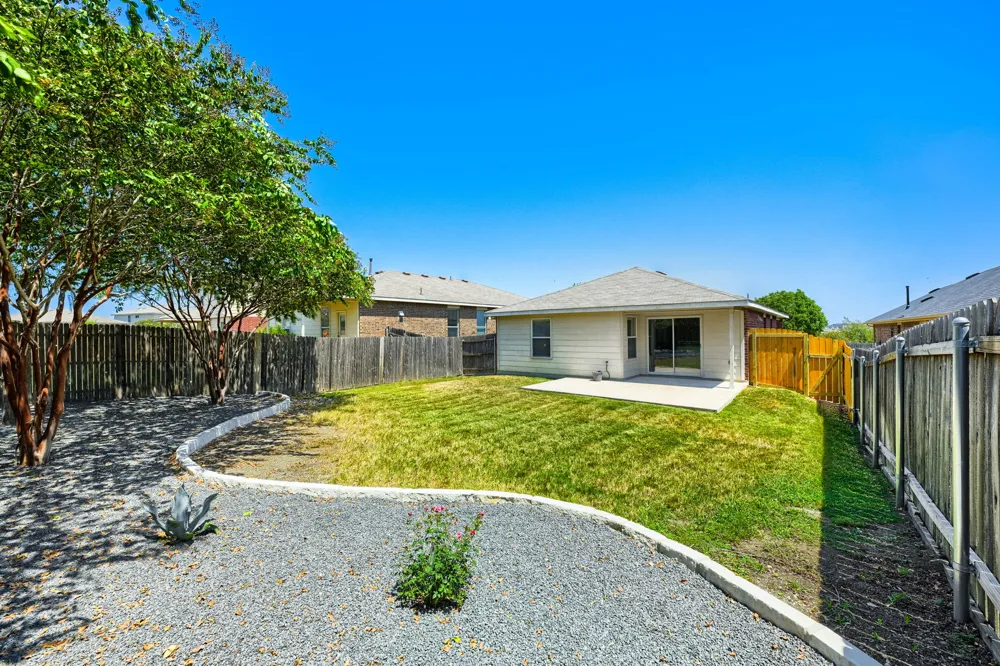 137 Pine Arbol Buda, TX 78610
