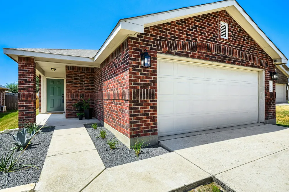 137 Pine Arbol Buda, TX 78610
