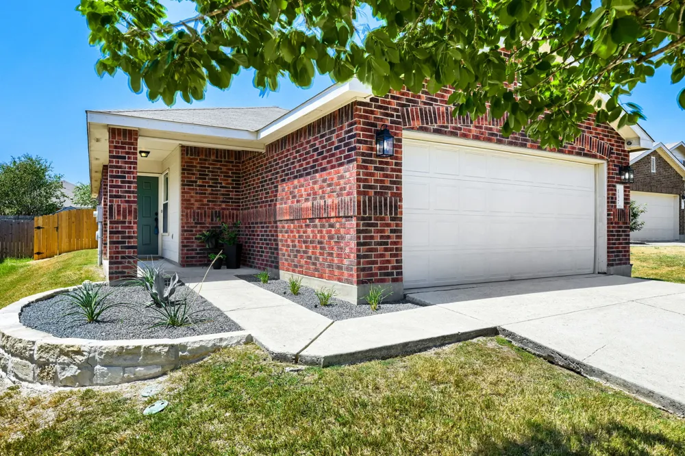 137 Pine Arbol Buda, TX 78610