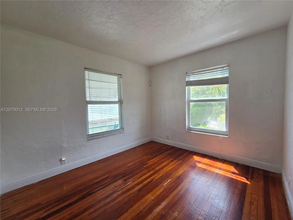 708 NE 4th St #2 Hallandale Beach, FL 33009