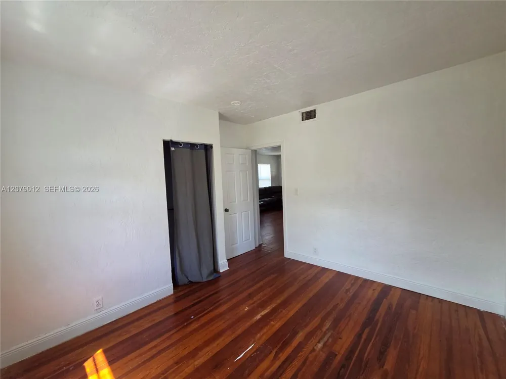 708 NE 4th St #2 Hallandale Beach, FL 33009