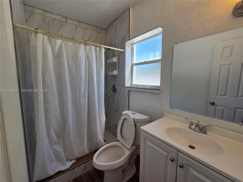 708 NE 4th St #2 Hallandale Beach, FL 33009