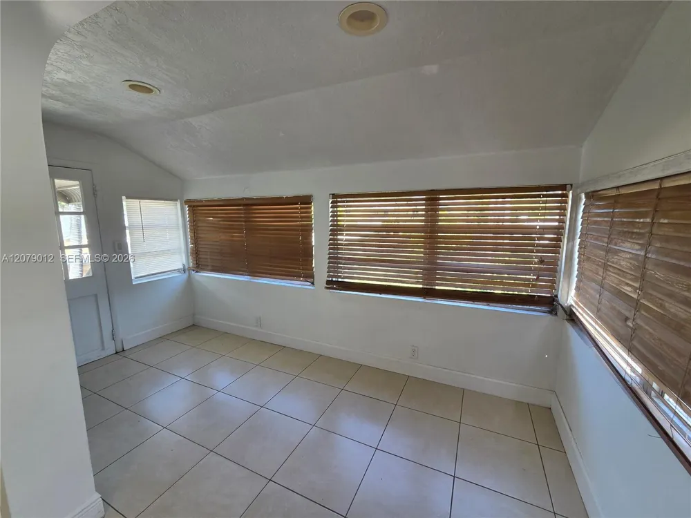 708 NE 4th St #2 Hallandale Beach, FL 33009