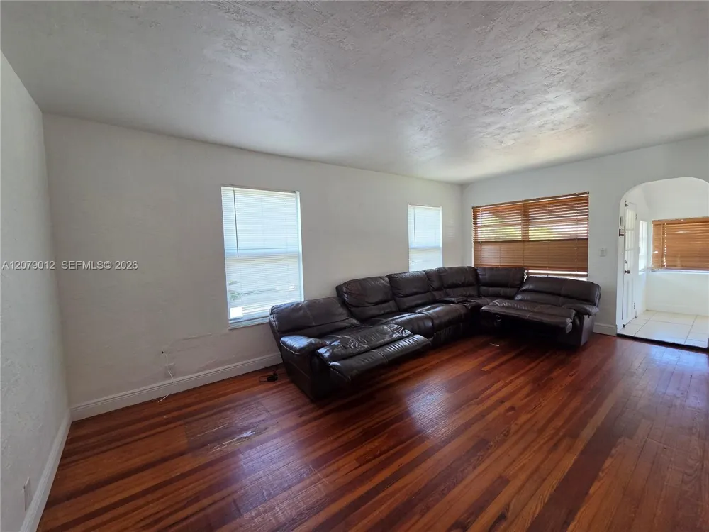 708 NE 4th St #2 Hallandale Beach, FL 33009