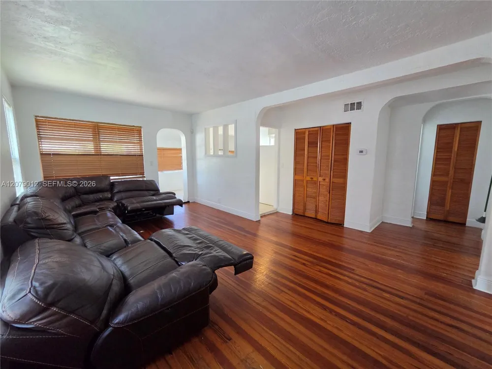 708 NE 4th St #2 Hallandale Beach, FL 33009