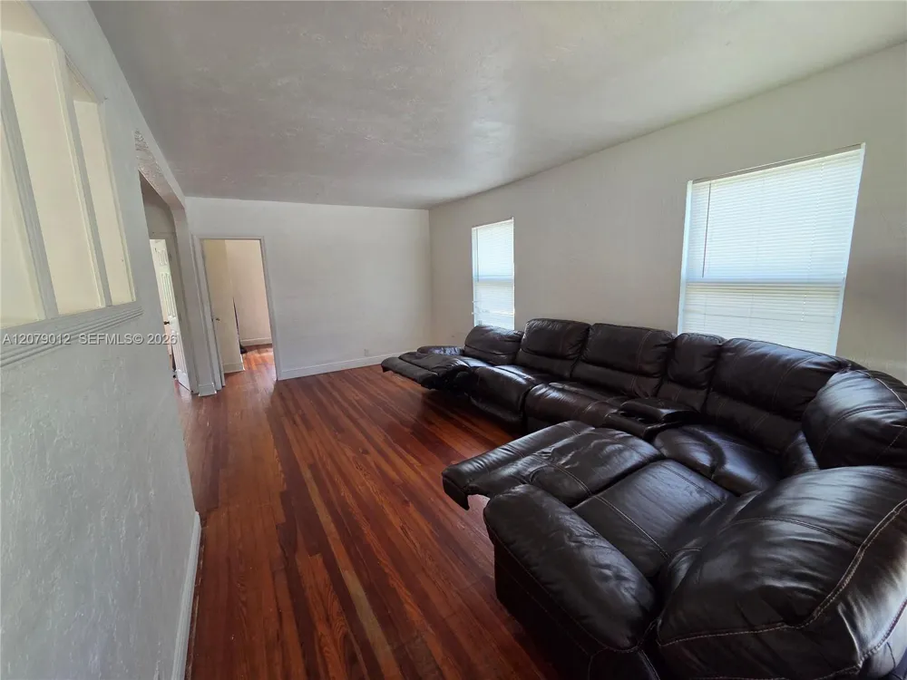 708 NE 4th St #2 Hallandale Beach, FL 33009