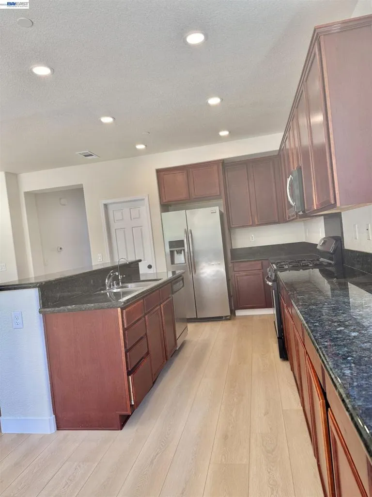668 Landmark Pt Lathrop, CA 95330