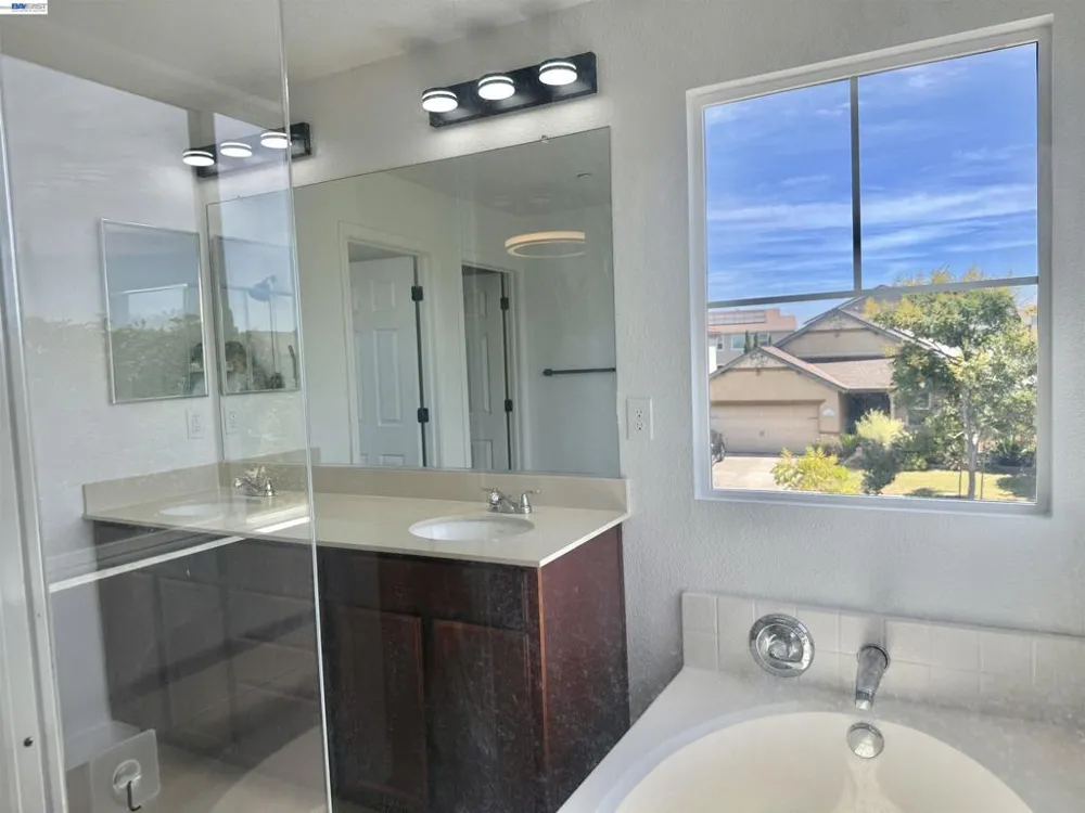668 Landmark Pt Lathrop, CA 95330