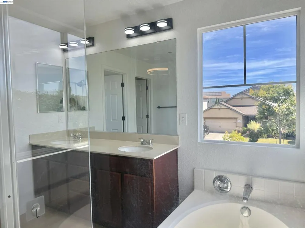 668 Landmark Pt Lathrop, CA 95330