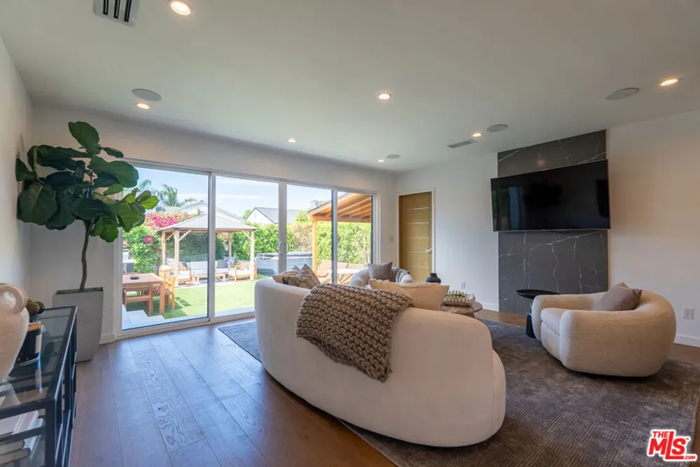 17723 Miranda Street Encino, CA 91316
