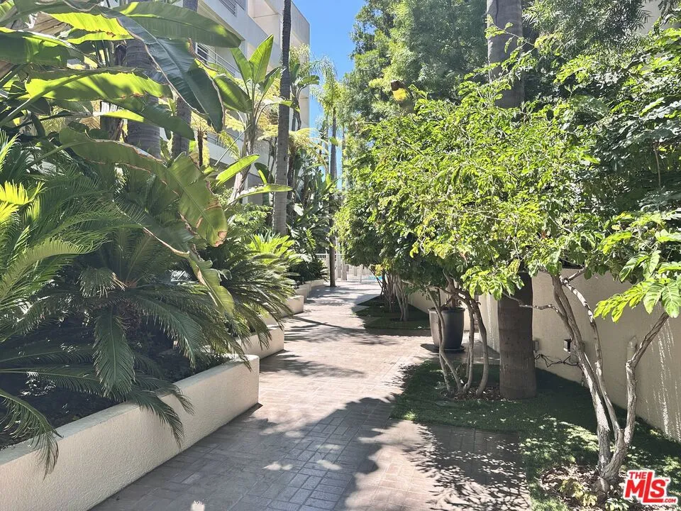 1131 Alta Loma Road #208 West Hollywood, CA 90069