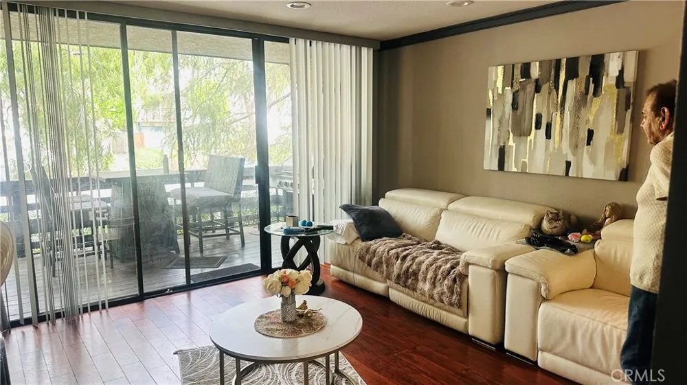 5711 Owensmouth #109 Woodland Hills, CA 91367