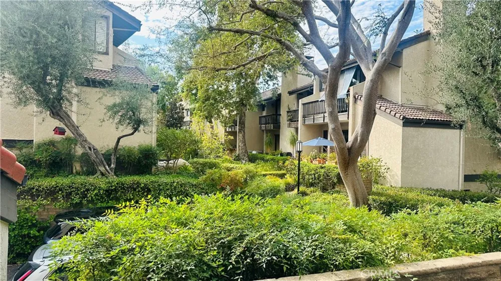 5711 Owensmouth #109 Woodland Hills, CA 91367
