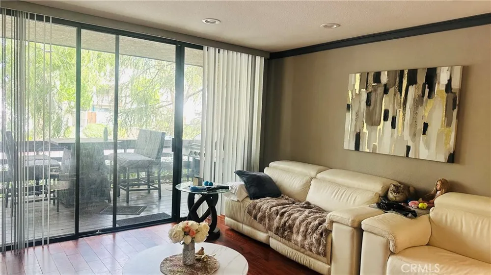 5711 Owensmouth #109 Woodland Hills, CA 91367