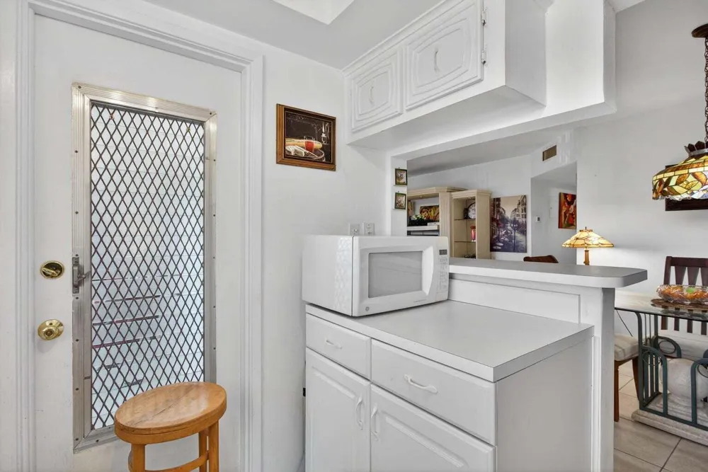 100 SE 6TH AVENUE #303 Pompano Beach, FL 33060