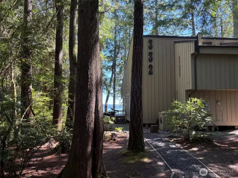 332 E Pointes Drive E #332