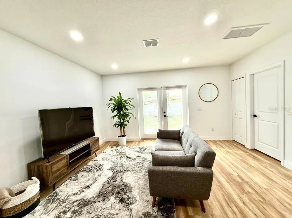 8108 GREENWOOD AVENUE Tampa, FL 33604