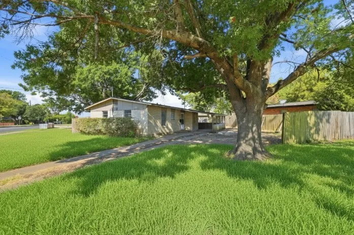 636 S Andrews Avenue Sherman, TX 75090