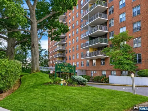 301 Beech Street 11H