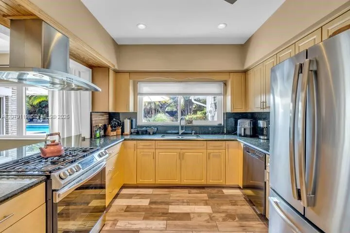 400 NE 2nd St #1 Pompano Beach, FL 33060