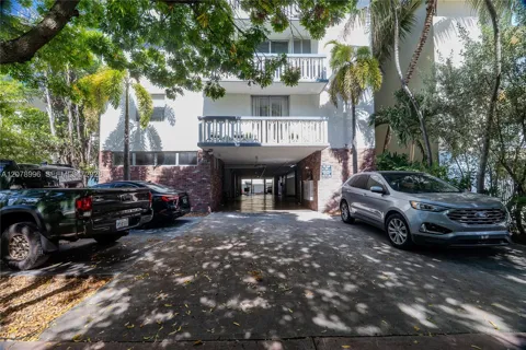 921 Jefferson Ave #3C